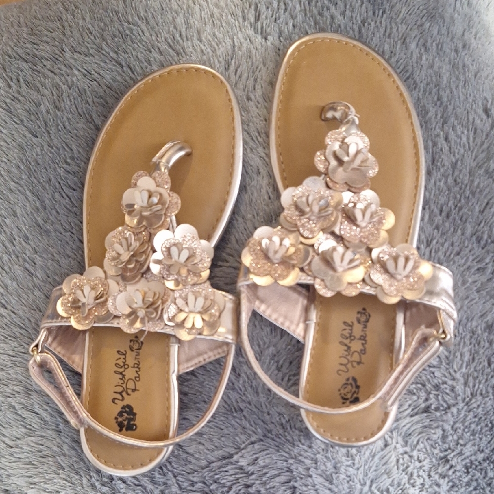 Girls Floral Glitter T-Strap Sandals in Metallic Pink